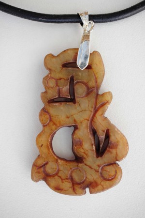 dragon stylisé en jade ancien sur cuir noir